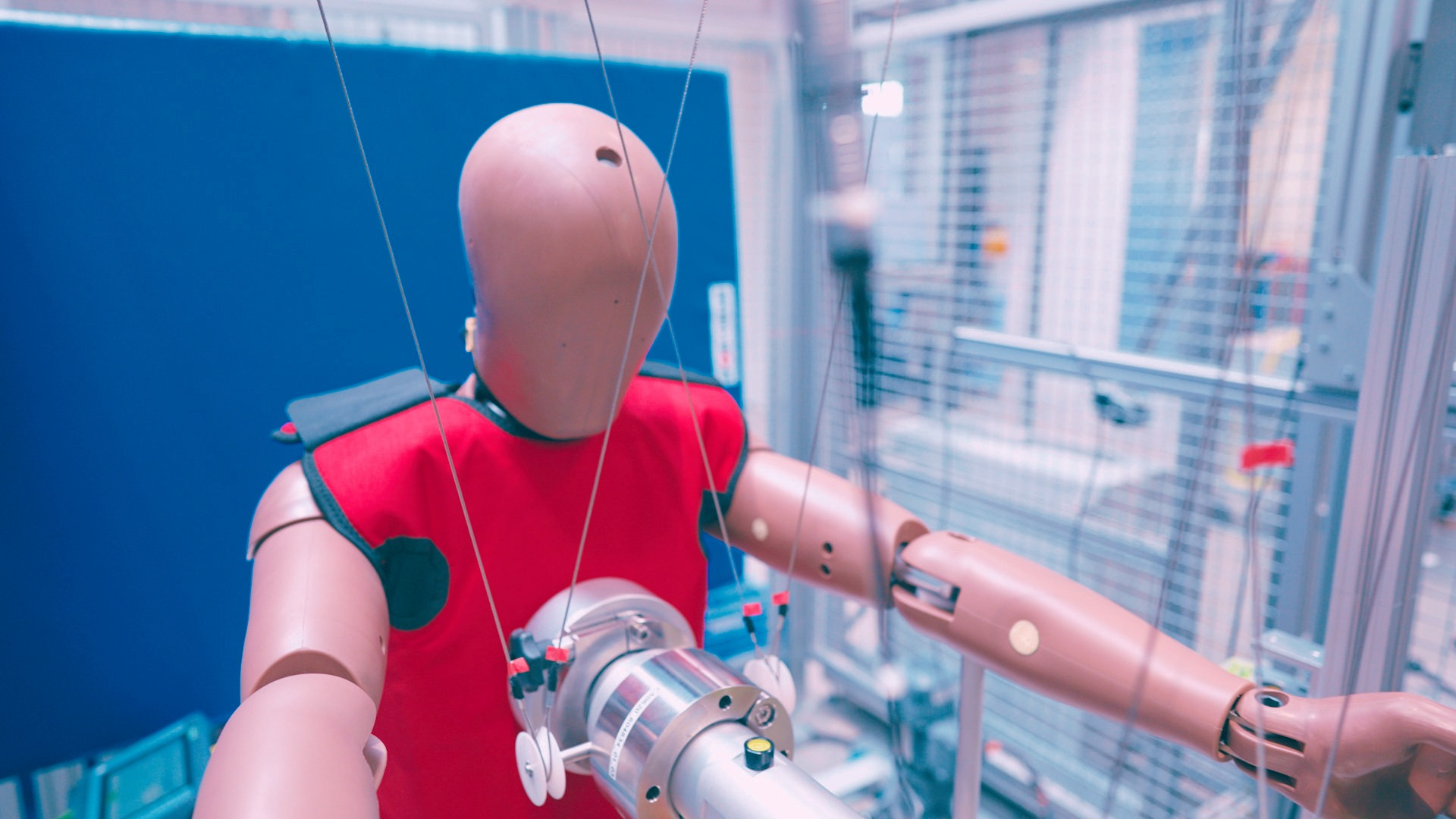 Instrumented Kistler crash-test dummy in a calibration system